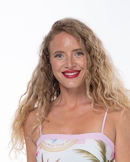 Fresh studio look with a bright red lip